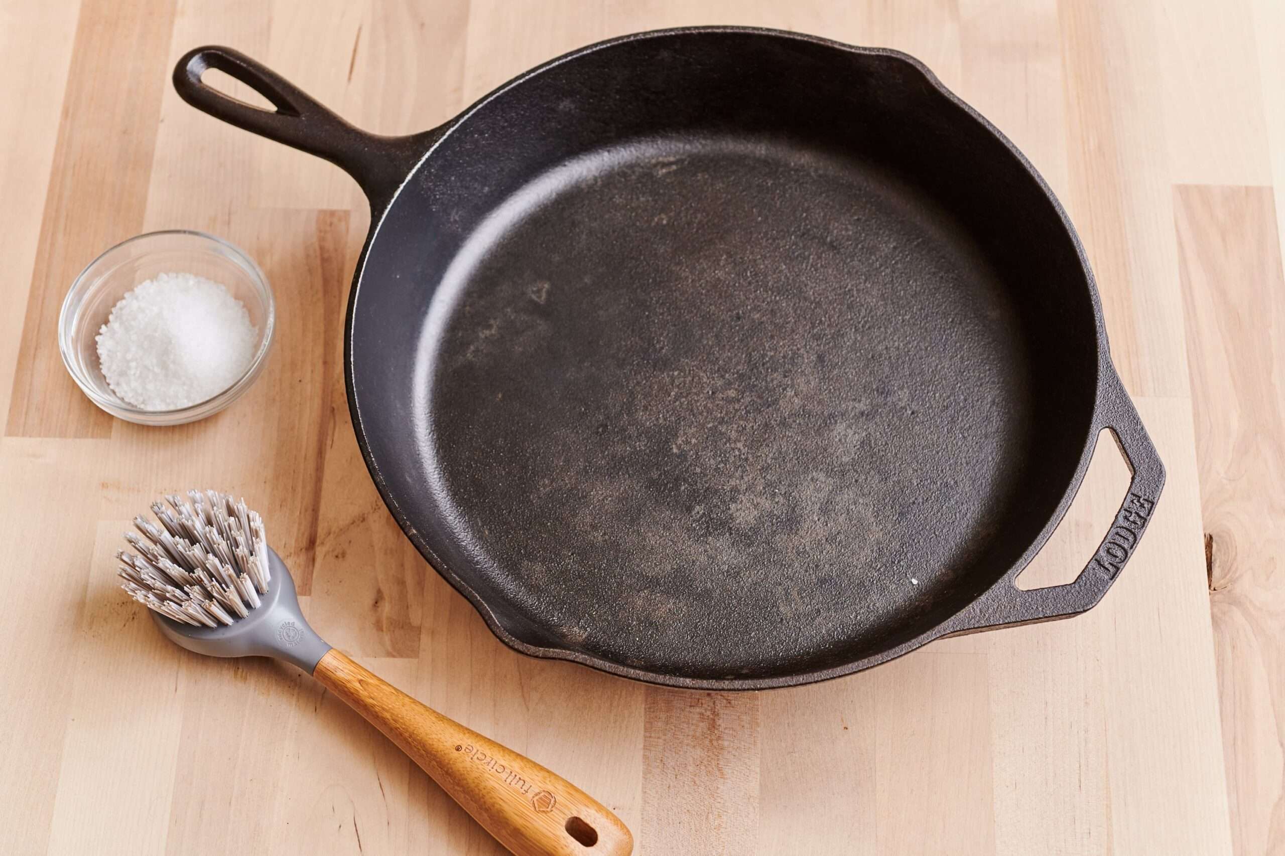 how to remove rust from a cast iron pan