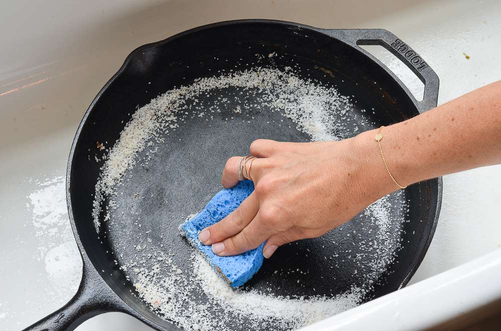 how to remove rust from cast iron with baking soda