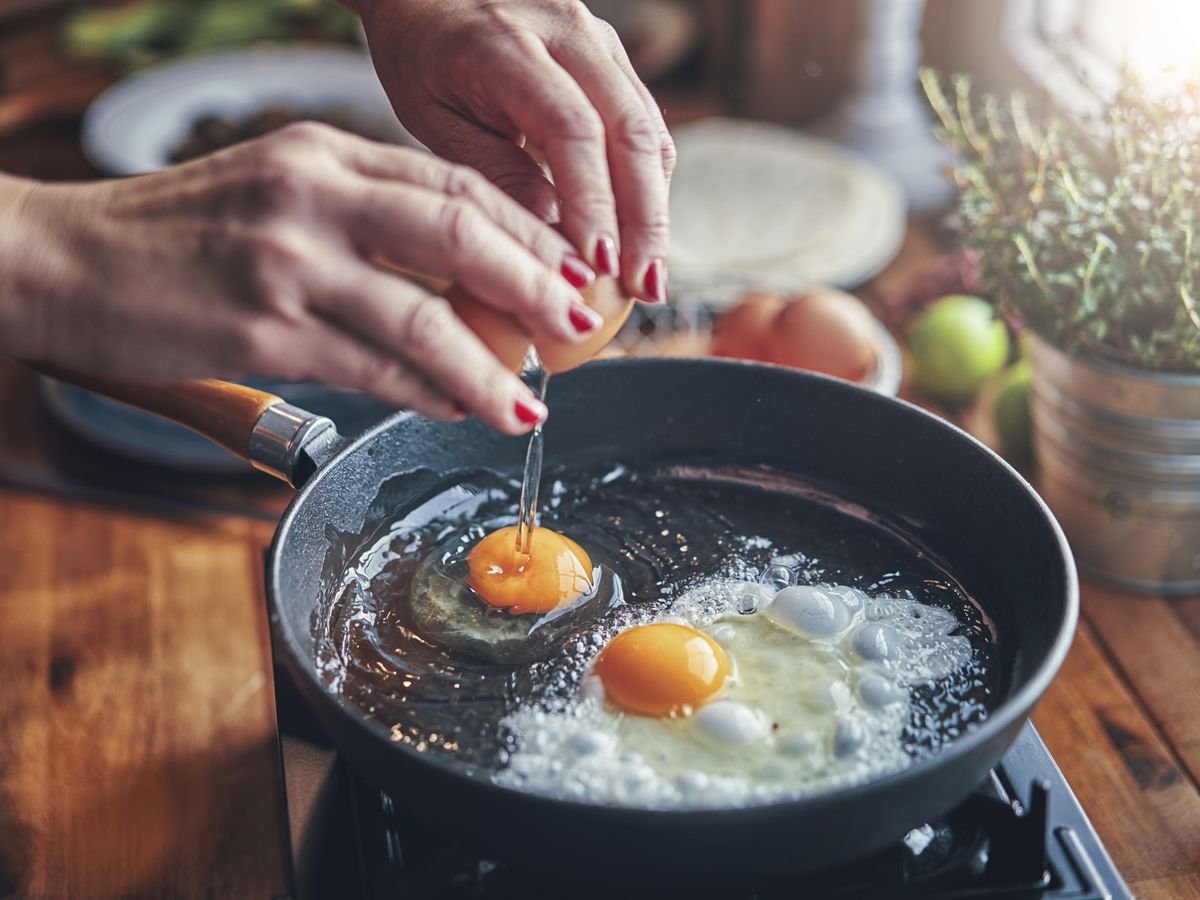 how to cook scrambled eggs in cast iron skillet