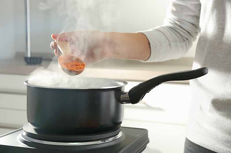 how to melt chocolate in saucepan