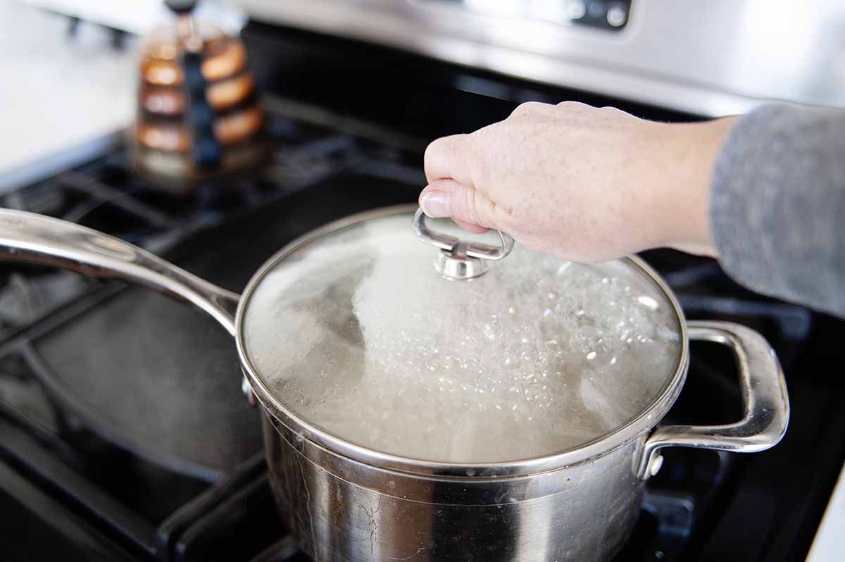 how to heat milk in a saucepan