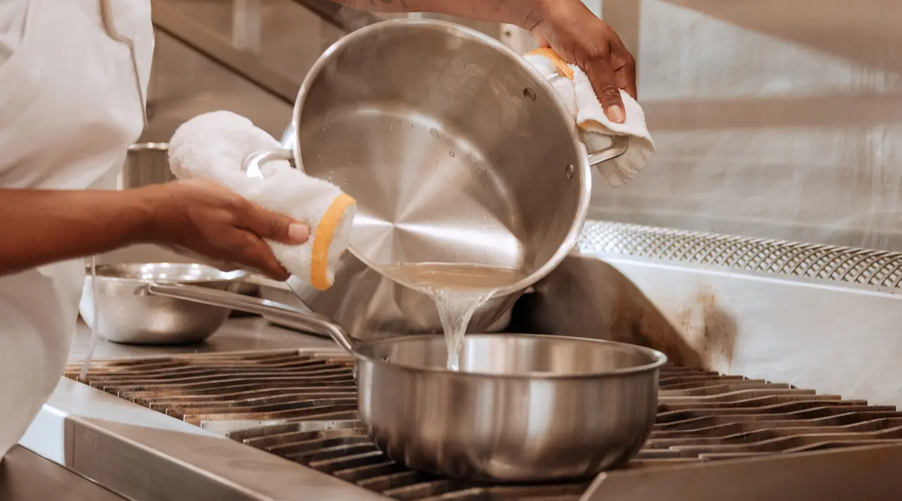 how do you make poached eggs in a saucepan