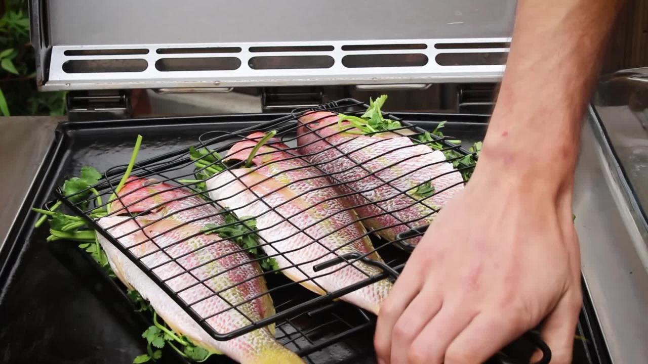 How to clean a Weber grill basket