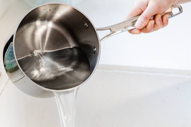 how to heat milk in a saucepan