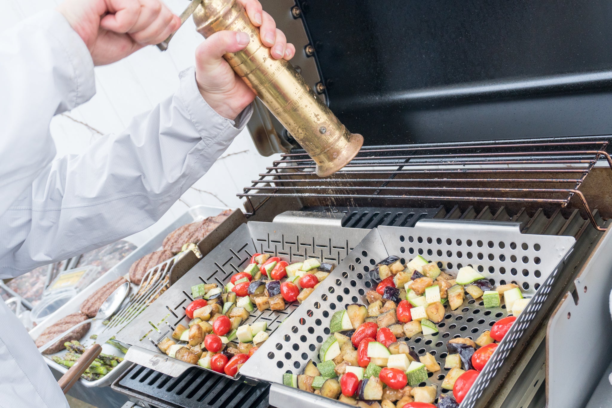 How to grill shrimp in a basket