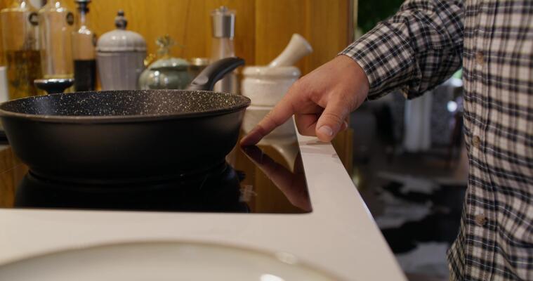 frying eggs in cast iron on induction